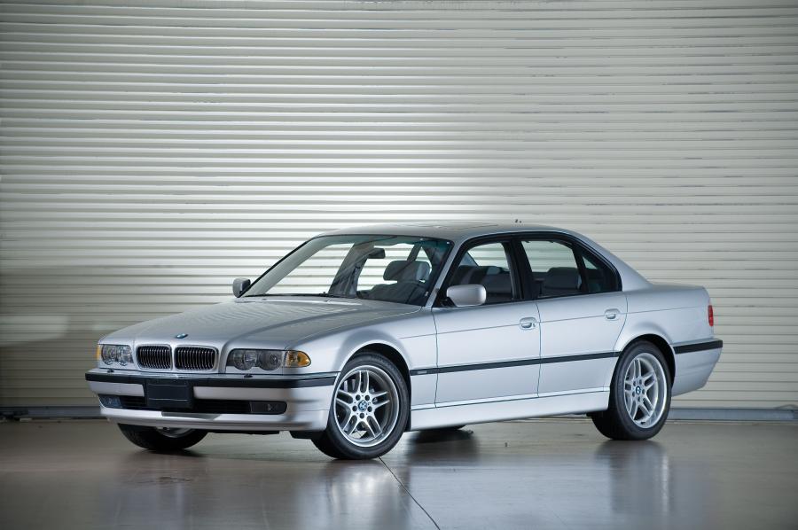  BMW 740i 2001 года  (фото 1 из 8)